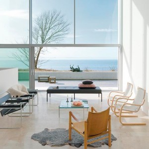 salon con sillones 406 de Artek cinchas color natural/blanco