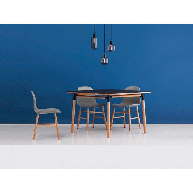 Habitación azul con colección de mesas y sillas Form de Normann copenhagen