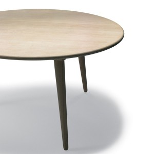 Comprar mesa CH008  diámetro 88 cm de roble de Carl Hansen. Disponible en Moisés showroom
