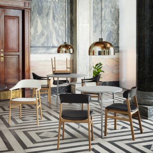Salón con Sillas Herit con brazos color blanco y negro en roble ahumado de Normann Copenhagen