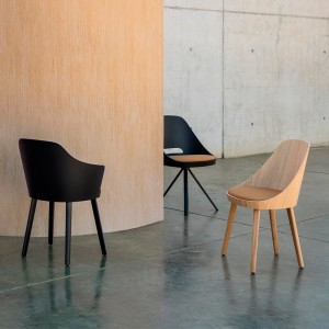 Silla Kaiak con brazos y asiento tapizado de Enea Design en Moises Showroom
