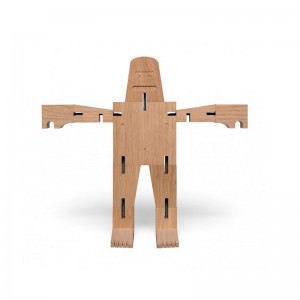 Juguete Mr B brazos abiertos fabricado en madera roble sin tratar de E15. Disponible en Moisés Showroom