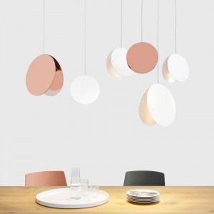 Ambiente mesa cocina con Lámpara de suspensión North diámetros 33 y 23 cms color cobre y blanco. Disponible en Moisés showroom