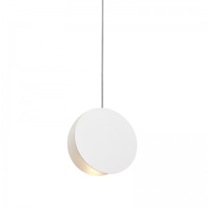 Lámpara de suspensión North diámetro 23 cms color signal white de E15. Disponible en Moisés showroom