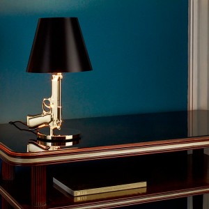 Lámpara de mesa Bedside Gun de Flos ambiente. Disponible en Moisés showroom