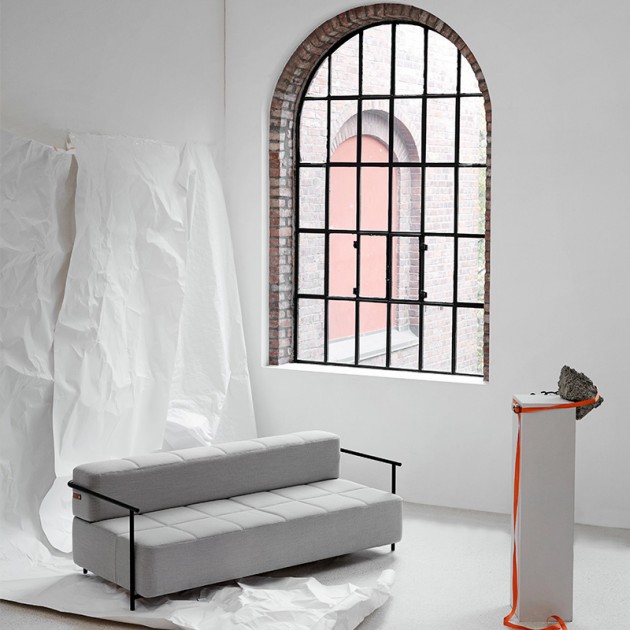 Ambiente de exposición Sofá cama Daybe con brazos color gris de Northern. Disponible en Moisés showroom