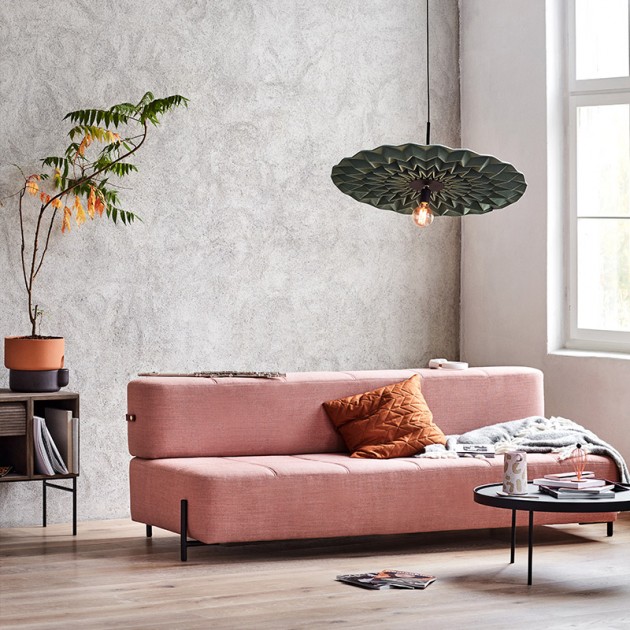 Ambiente salón con sofá cama Daybe de Northern color rosa creado por Chris Tonnensen. disponible en Moisés showroom