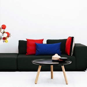 sofá y Mesa grande Tablo color negro patas fresno de Normann Copenhagen.