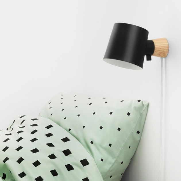 Dormitorio con Lámpara de pared Rise negro de Normann Copenhagen