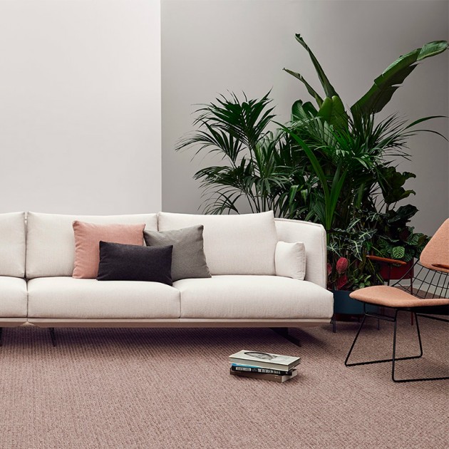 Ambiente sofá Serene con chaiselongue de Joquer Moises Showroom 3