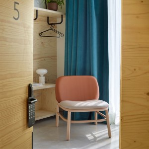 Ambiente 2 sillon respaldo bajo Lana madera de Ondarreta en Moises Showroom