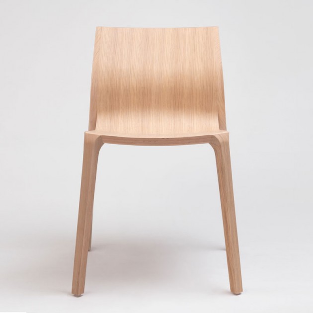 Frente silla Silu en madera de roble de Ondarreta en Moises Showroom