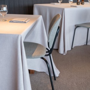 Restaurante con silla Hari tapizada de Ondarreta en Moises Showroom
