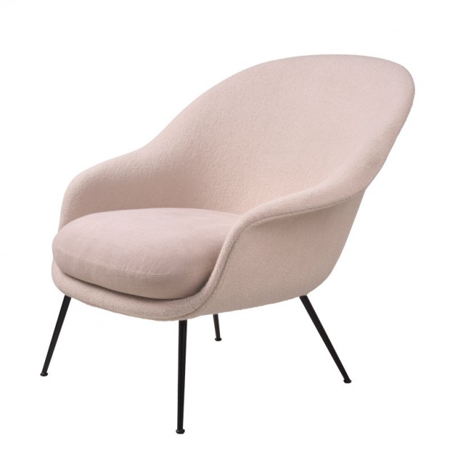 Bat Lounge chair con respaldo bajo color rosa de Gubi en Moises showroom