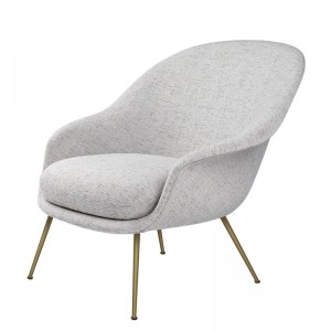 Bat Lounge chair con respaldo bajo color gris de Gubi en Moises showroom
