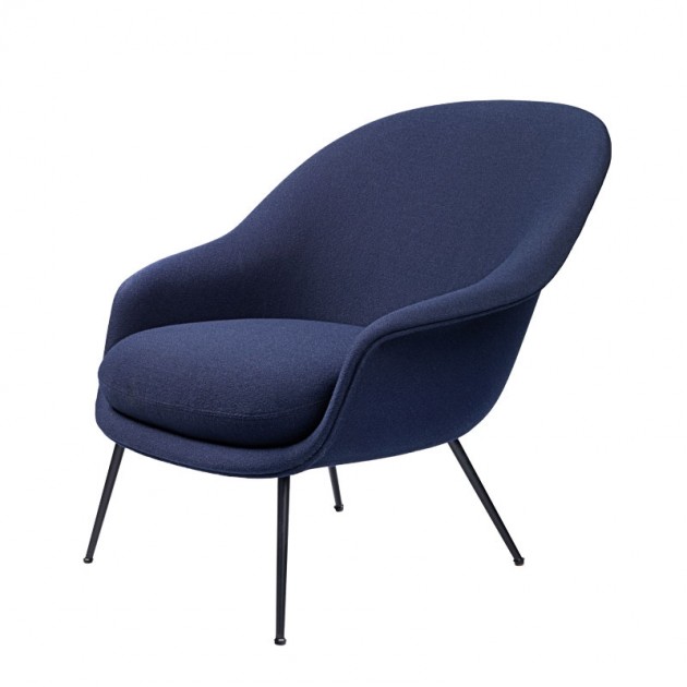Bat Lounge chair con respaldo bajo color azul de Gubi en Moises showroom