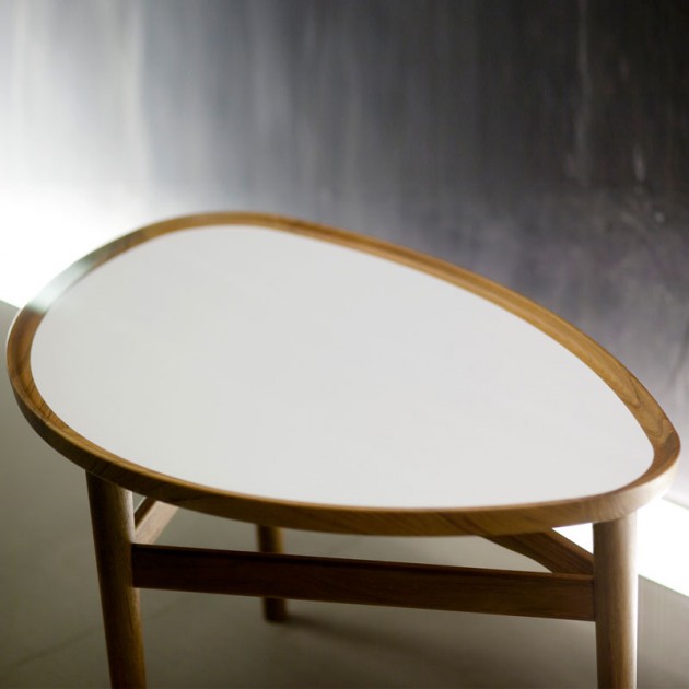 Mesa de centro Eye Table de Finn Juhl en Moises Showroom roble laminado blanco