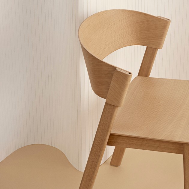 Silla Cover side chair roble de Muuto en Moises Showroom