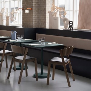 Mesa Linear Steel Café Table 70x70 de Muuto en Moises Showroom