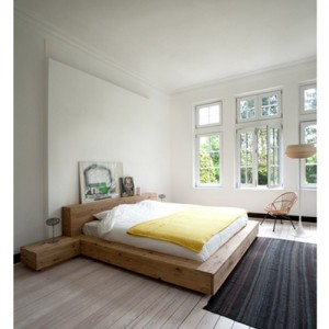 Dormitorio cama doble con mesilla Madra fabricada en Roble por Ethnicraft