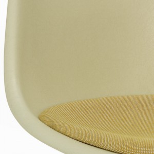 detalle carcasa y cojín Eames Fiberglass side chair DSW parchment color
