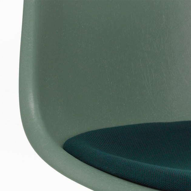 detalle cojín asiento verde y carcasa silla Eames Fiberglass DSR Vitra