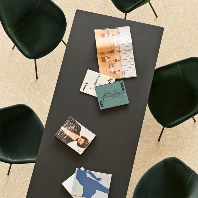 Imagen ambientada sala de reuniones About a Table linóleo negro HAY