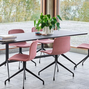 Imagen ambientada comedor con mesa About A Table 10 linóleo negro y base negra