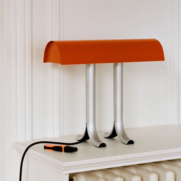 Imagen ambientada lámpara de sobremesa Anagram color charred orange HAY