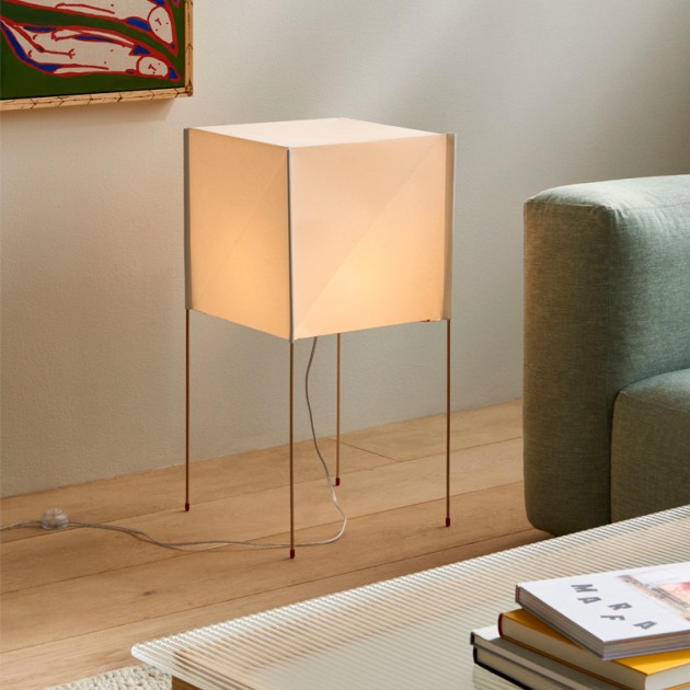 Lámpara Paper Cube Floor Lamp encendida imagen ambientada salón  HAY