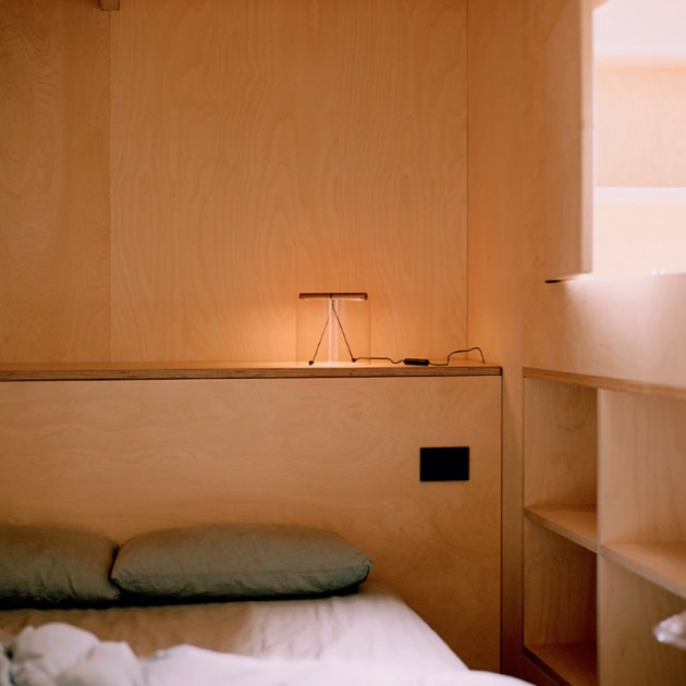 Imagen ambientada dormitorio To-Tie T1 aluminio de Flos