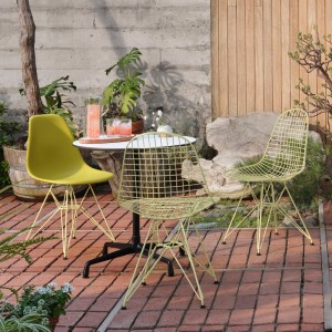 Imagen ambientada terraza silla plastic DSR Colours de Vitra