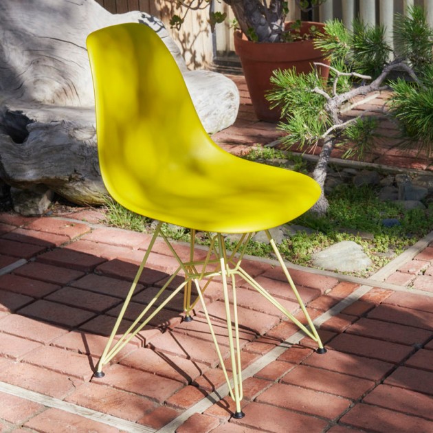 Imagen ambientada Eames Plastic Chair DSR Colours mostaza/citron de Vitra.