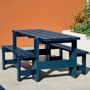 Terraza ambientada colección Weekday color steel blue de HAY