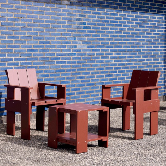Imagen ambientada silla y mesa auxiliar Crate color iron red de HAY