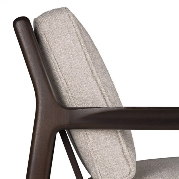 Detalle respaldo de perfil sillón Jack caoba marrón tapizado ivory de Ethnicraft