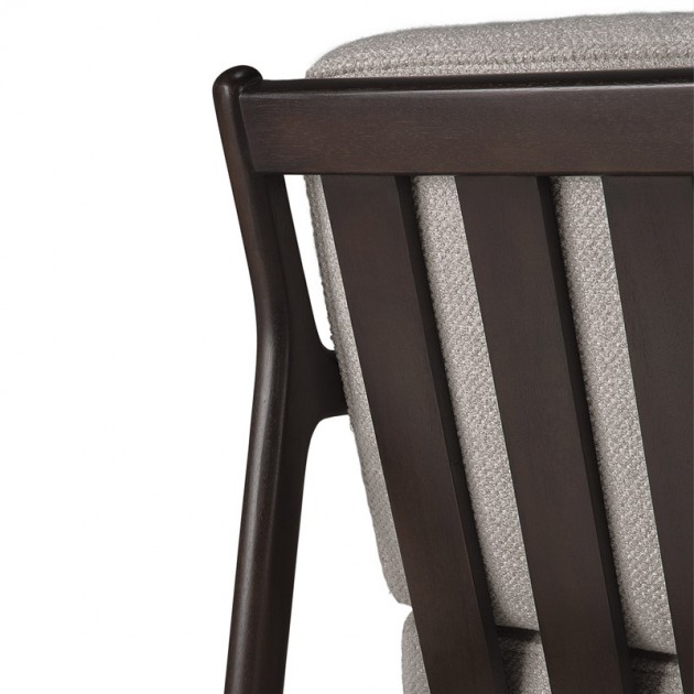 Detalle respaldo sillón Jack caoba marrón tapizado ivory de Ethnicraft