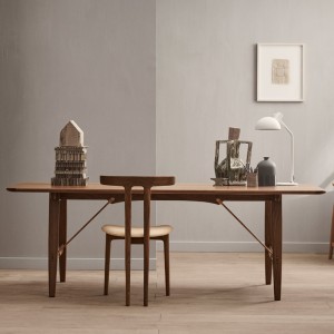 Imagen ambientada escritorio con silla T-Chair OW58 nogal aceite de Carl Hansen