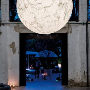 Lámpara Moon Davide Groppi en la entrada