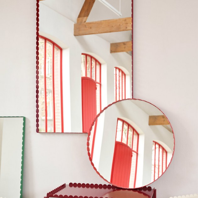 Imagen ambientada detalle espejos Arcs round red y rectangle L burgundy de HAY