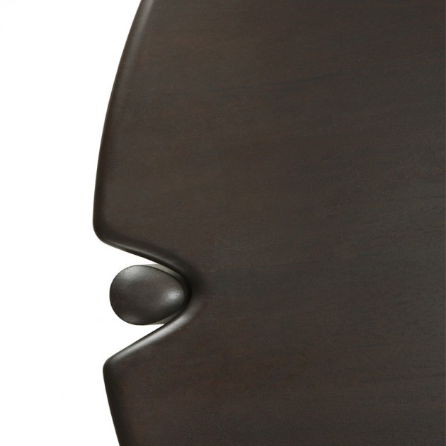 Detalle sobre mesa de centro PI redonda en caoba barnizada en marrón oscuro de Ethnicraft.
