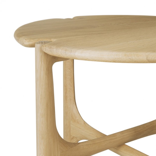 Detalle encuentro estructura y tablero mesa auxiliar PI en madera de roble de Ethnicraft