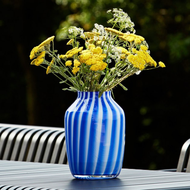 Imagen ambientada Juice Vases tall blue con  flores amarillas de HAY