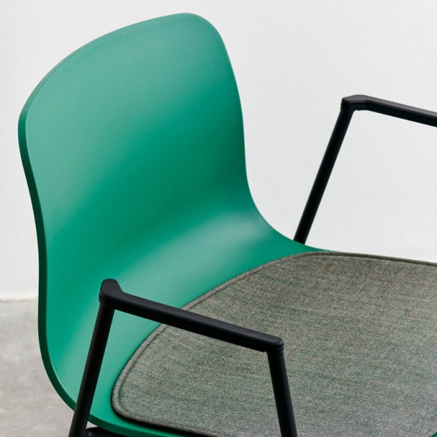 Imagen ambientada silla About A Chair AAC18 teal green estructura negra de HAY