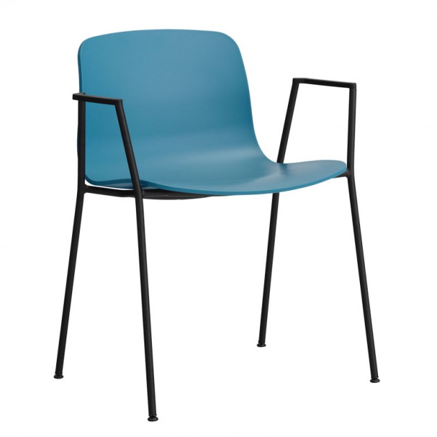About A Chair AAC18 color azure blue con pata negra de HAY