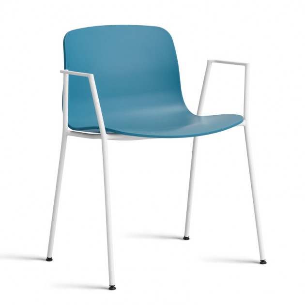 About A Chair AAC18 color azure blue con pata blanca de HAY