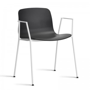 About A Chair AAC18 color negro con pata blanca de HAY