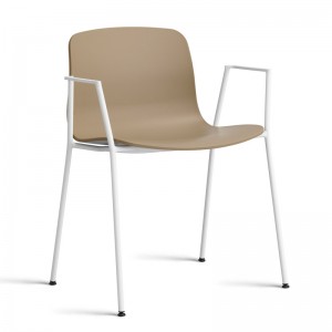 About A Chair AAC18 color clay con pata blanca de HAY