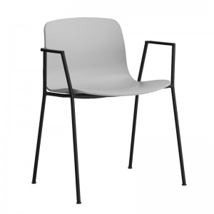 About A Chair AAC18 color concrete grey con pata negra de HAY