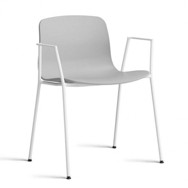 About A Chair AAC18 color concrete grey con pata blanca de HAY